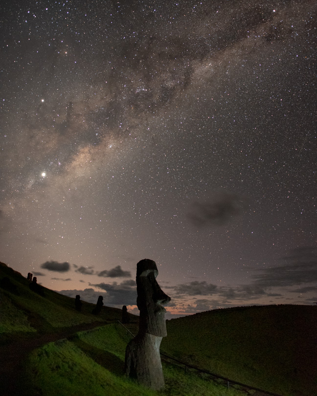 イースター島のモアイと星空、天の川